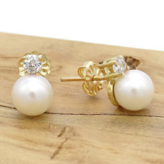 Par de Brincos com Pérolas Naturais de 6 mm e Diamantes de 5 Pontos, em Ouro Amarelo 18 Kilates